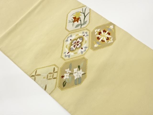 JAPANESE KIMONO / SPERRY WATER CHESTNUTS / A FLORAL PATTERN WOVEN / NA
